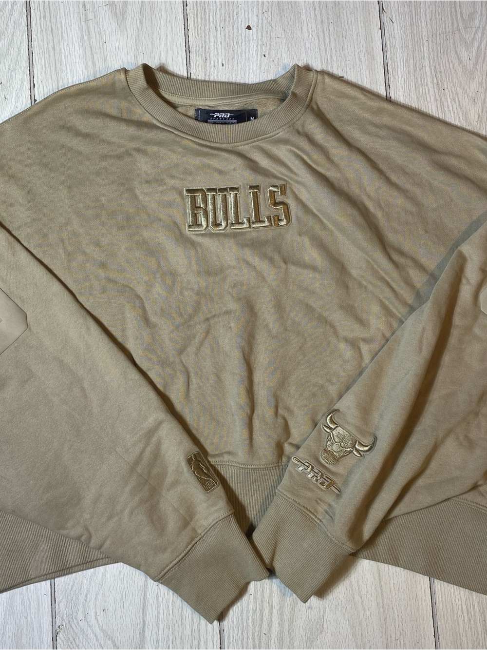 Pro Standard Chicago Bulls Gold Tan Cropped Crewneck Sweatshirt Women's Size M